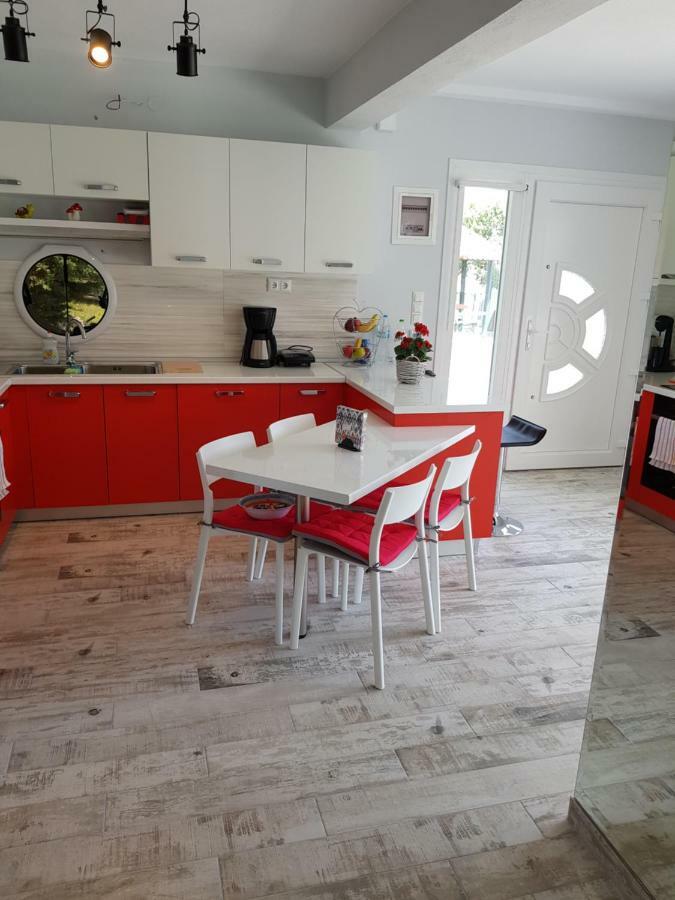 Nautilus Guest House Nea Iraklitsa Bagian luar foto